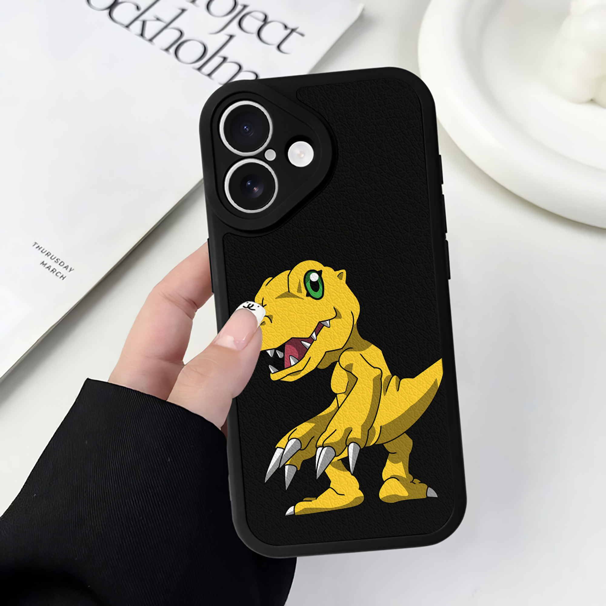 （画像用） Digimon デジタルモンスター/デジモン 【iPhone 16シリーズ対応】シリコンスマホケース（レザー調） 材質：シリコン